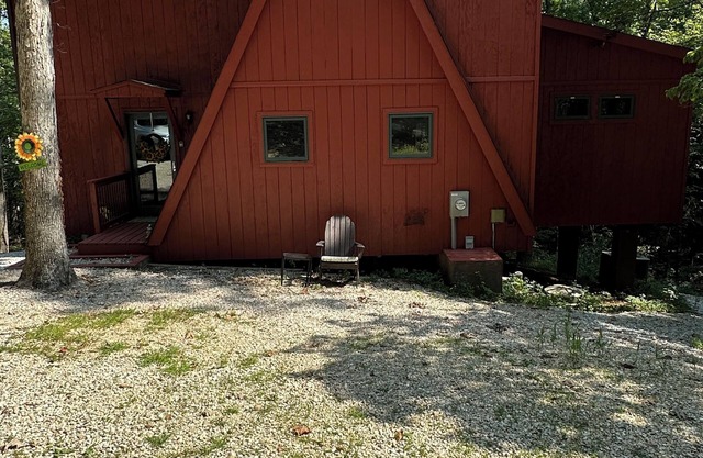Sunflower Valley in Innsbrook Missouri that sleeps 10 comfortably. Fur babies ok