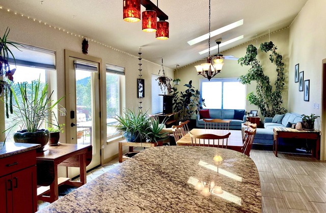 SunKissed Mountain Home 2BD 2. 5Bad