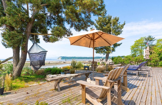 Sunlight Beach Getaway - Waterfront Cabin