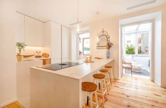 Sunlit Apt–Best for Families & Business Travelers Nr Amoreiras and Pessoa’s Home