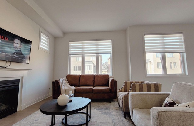 Sunlit Brand-New Home: Comfort & Convenience for Families