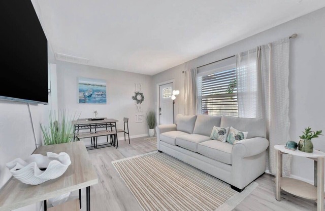 Sunlit Family Home, Fenced-in Yard 15 mins 2 beach