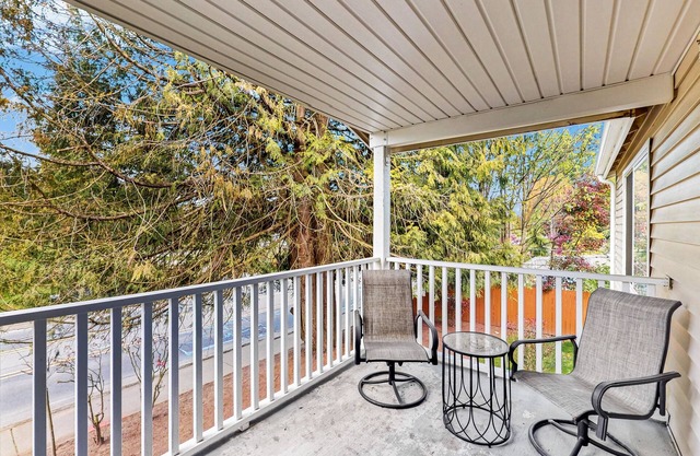 Sunlit getaway with a deck, washer/dryer, & full kitchen