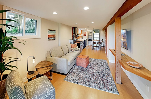 Walk Everywhere! Sunlit Upper Queen Anne Craftsman | Patio & Garden