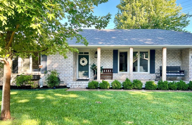 Sunlit Maple Inn - Charming 3 bedroom house in NW Hutchinson