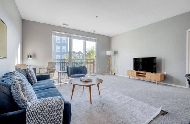 Sunlit Santana Row 2BR w/ Gym & Pool, nr highways, by Blueground