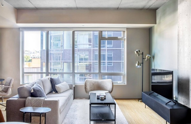 Sunlit South Lake Union 1BR w/ W/D & Gym, Walkable Area, by Blueground