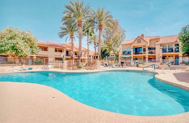 Sunny 1-bed condo with tons of amenities in luxurious Scottsdale Ranch