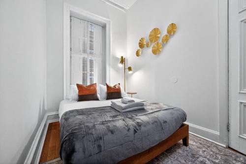 Sunny 1BR in Center City with King Sized Memory Foam Sofa Bed