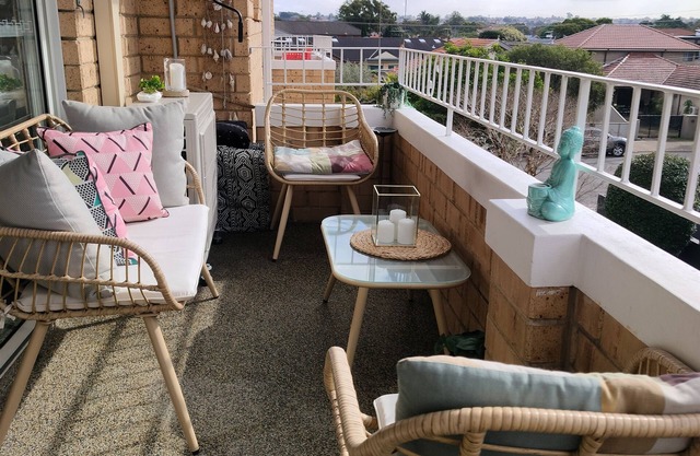 Sunny 2 bed Restaurants beach at door Pets O.K