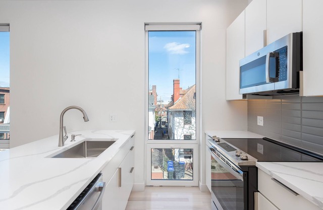 Sunny 2-Bedroom Cityscape located in Highly Regarded East Side Square
