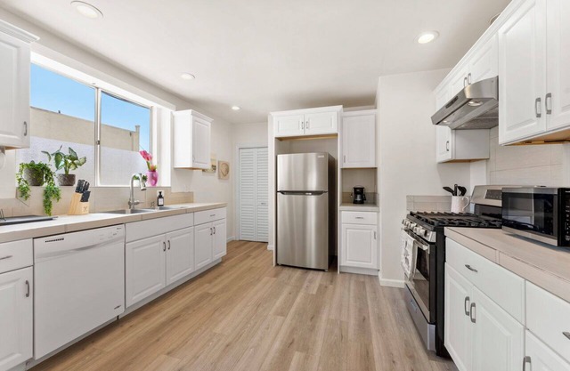 Sunny 2BR - Mins to Ocean, Shops