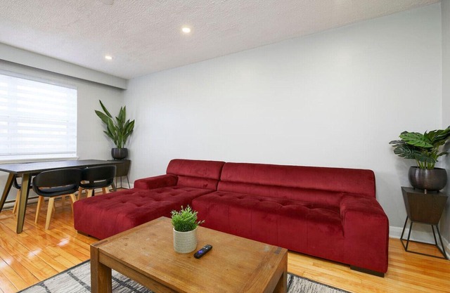 Sunny 2BR unit in Montreal
