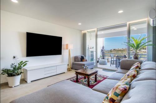 Sunny 3-Bedroom Apartment