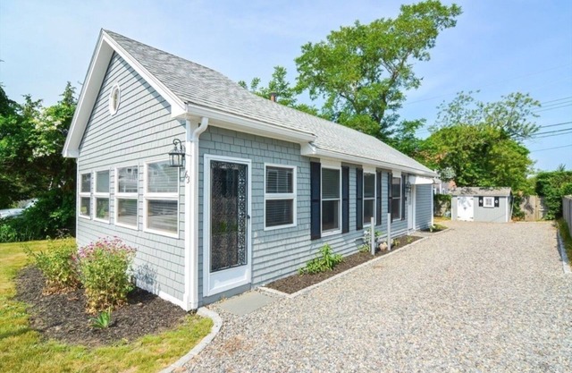 Sunny 3-bedroom cottage with WiFi and AC-Steps to beach and walkable to town!