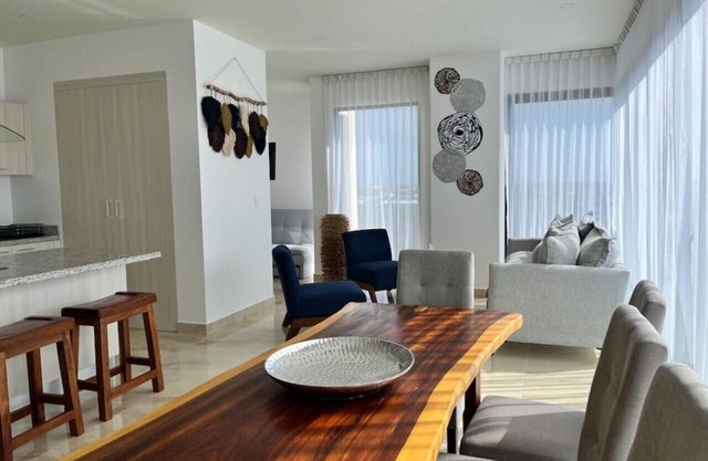 Sunny 3BR Condo w/Pool, Gym, Tennis, Spa, Parking