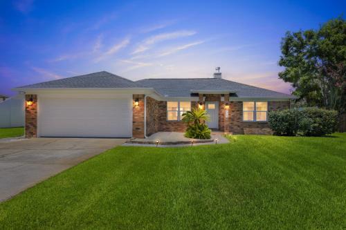 Sunny 3BR with Hot Tub & Game Room Home