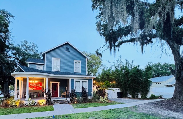 Sunny 5-bedroom Family Central Florida Getaway - AC, WiFi & Private Garden