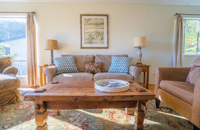Sunny and beautiful, 5 Walk to Downtown Fairfax!