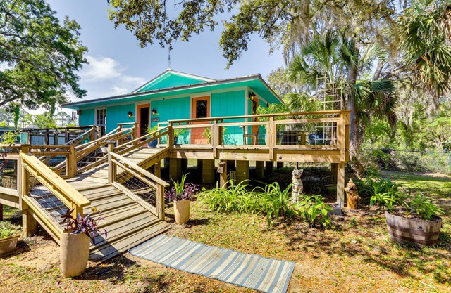 Sunny Apalachicola Vacation Rental with Deck!