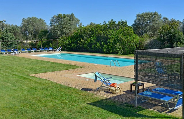 Sonnige Wohnung mit Terrasse, Pool, bbq-kinderfreundlich und privatem Zugang zum Strand