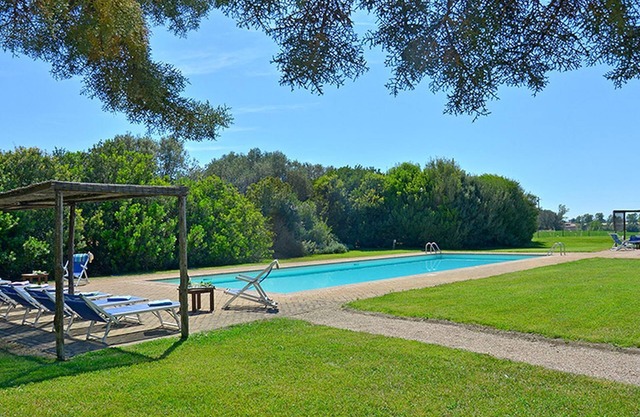 Sonnige Wohnung mit Terrasse, Pool und privatem Zugang zum Strand