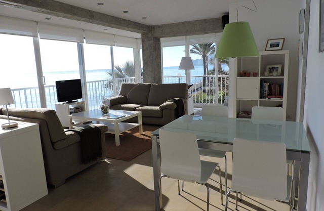 Sonnige Wohnung in erster Linie mit Blick auf einen privaten Zugang zum Strand