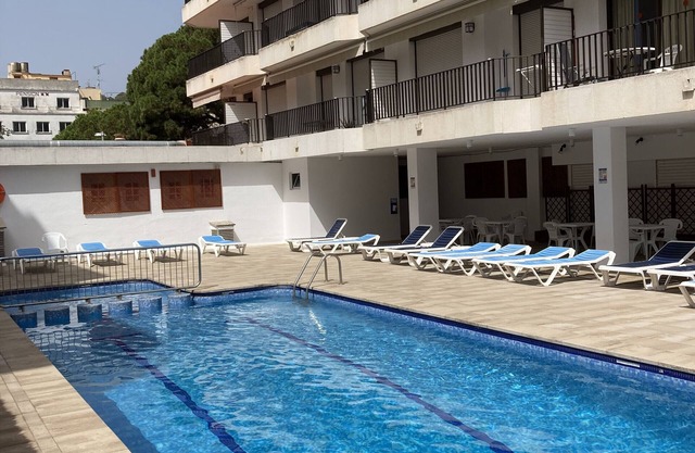 Sonnige Ferienwohnung mit Bergblick, Terrasse und Gemeinschaftspool