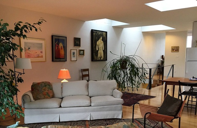Sunny Art Filled Apartment im historischen Stadtteil Bolton Hill in Baltimore