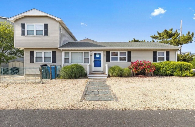 Sunny Beach House Getaway: 8 Houses to the Beach – Sand, Surf, & Delicious Eats!