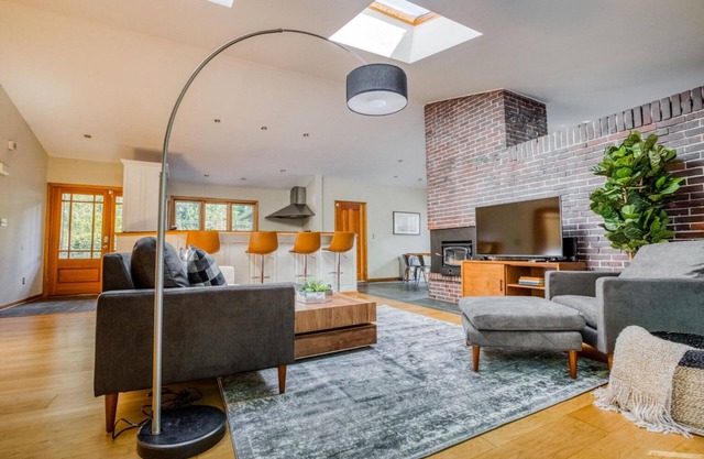 Sunny Bellevue 2BR, near Shops, Dining & Parks, by Blueground