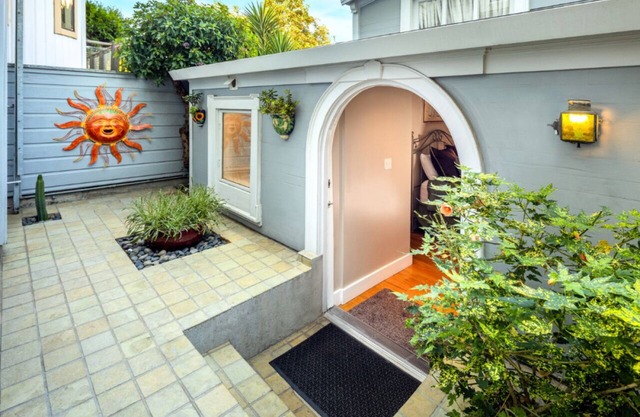 Sunny Bernal Heights Casita with Private Entrance