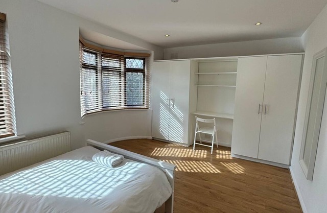 Sunny Big Double Room 3, Mins Walk 2 Underground, Close to Heart of London