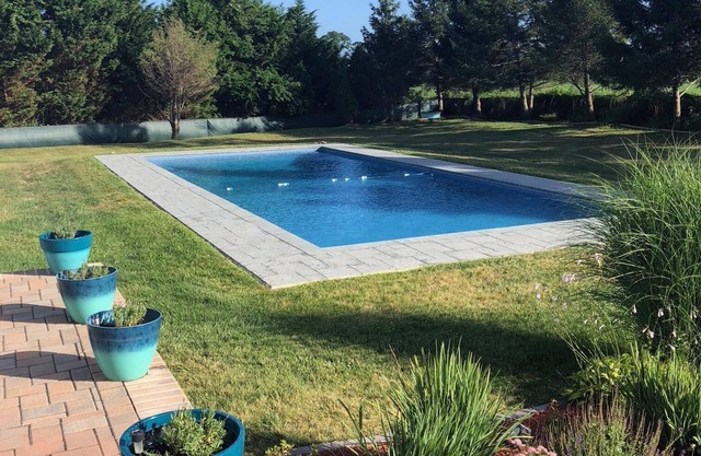 Sunny Breezy Beach House mit riesigem Pool mit Blick auf Felder
