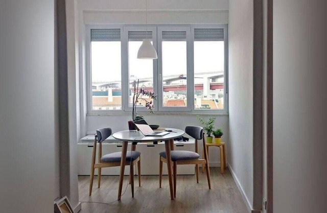 Sunny & Bright Flat w/ River View