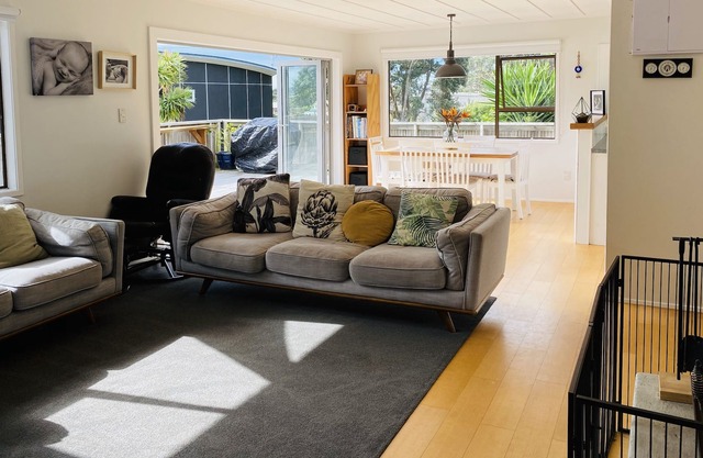 Sunny, bright inviting home 14 minute walk to the main beach