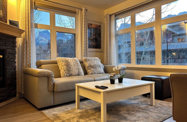 SUNNY BRIGHT King Bed Suite |Full Kitchen| Free Parking| Balcony| BBQ| Gym
