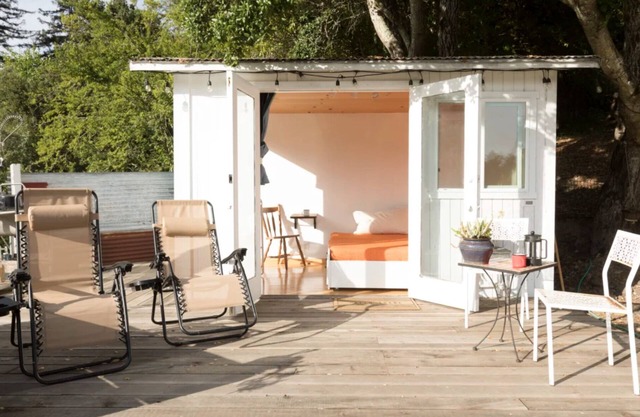 Sunny bungalow with deck