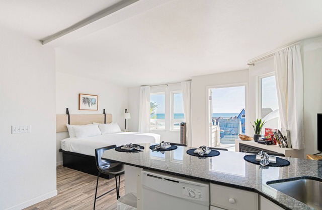 Sunny Cayucos Studio w/ Full Kitchen + Lounge Access by the Beach