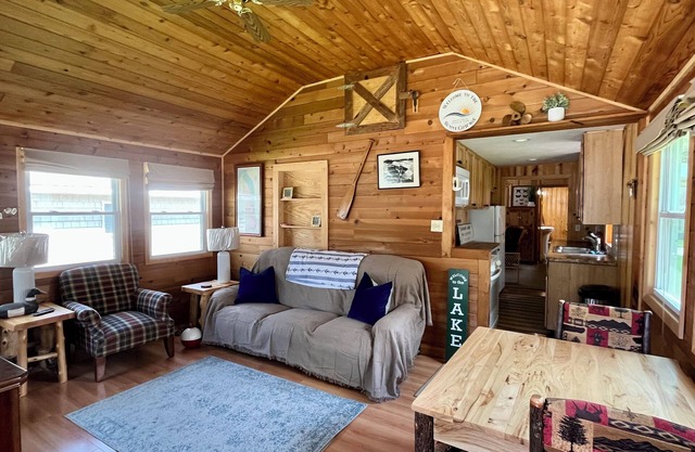 Sunny Cottage - Enjoy Shawano Lake - Dogs Welcome!