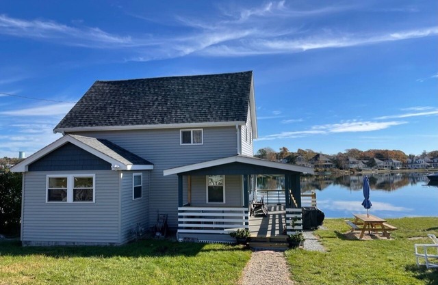 Sunny Cottage with Backyard Swimming, Water views, close to Downtown/Restaurants/Beaches. Bring your Water shoes!!
