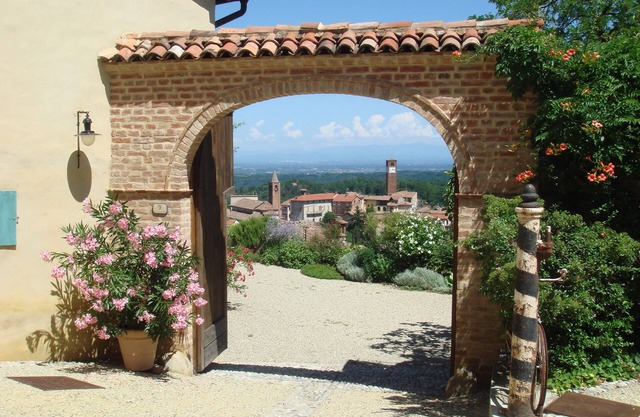 Sonniger Innenhof mit Panoramablick auf historischen Dorfkern. Zur Alleinnutzung