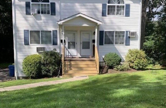 Sunny/Cozy Home w/ Garage and Deck. Minutes from Everything, Family-friendly