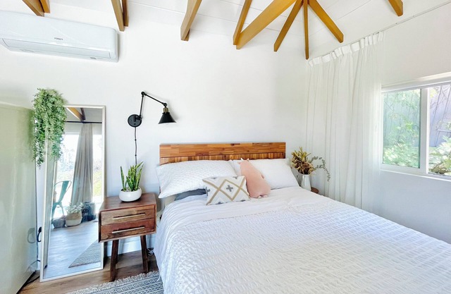 Sunny Days Tiny House - newly renovated with private entrance, pool & view