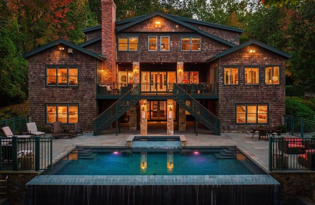 Sunny Days w/ Lakeview, seasonal Pool, Hot Tub, close to dining, shopping, town