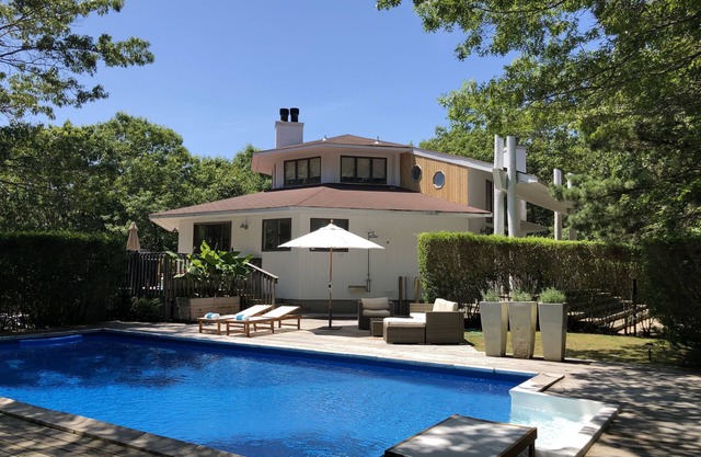 Sonniger und stilvoller Rückzugsort in East Hampton mit beheiztem Pool