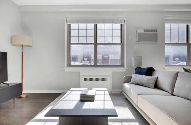 Sunny Evanston 2BR, 1 mile from Northwestern campus, by Blueground