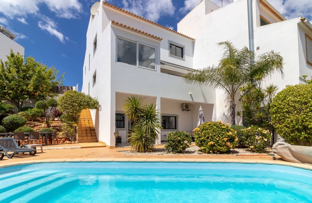 Sunny family villa with pool, 10 mins from the beach and centre!