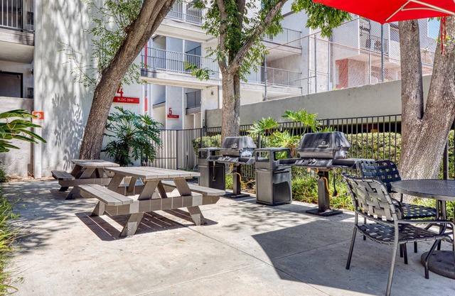 Sunny Glendale 1BR w/ Gym, Pool, Lounge, walkable location, by Blueground