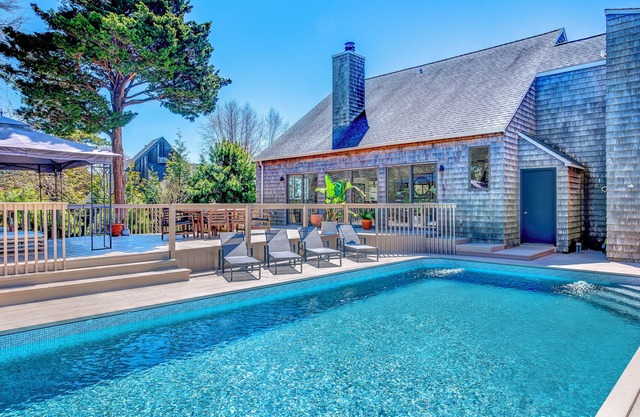 Sunny Hamptons Getaway With Pool
